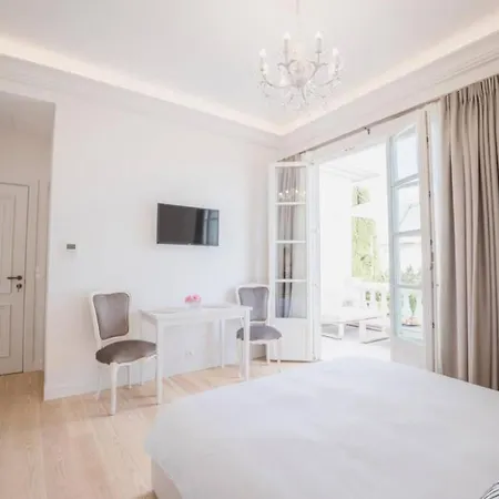 Unique 8 Bedroom Villa With Swimming Pool & Bbq 别墅