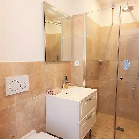 Unique 8 Bedroom Villa With Swimming Pool & Bbq 别墅